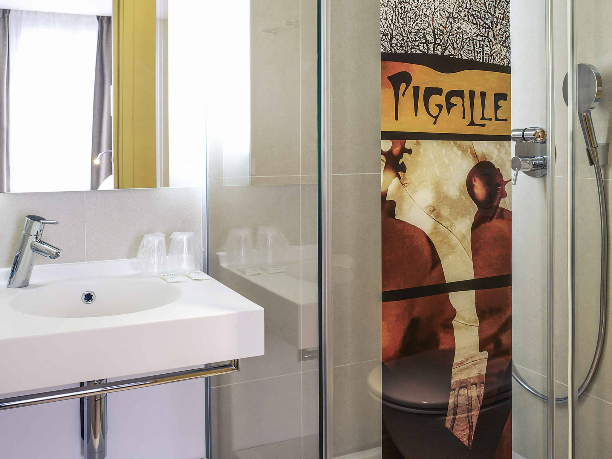 salle de bain avec douche